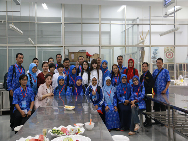印度尼西亚生物学中学师资班学员来我系学习交流