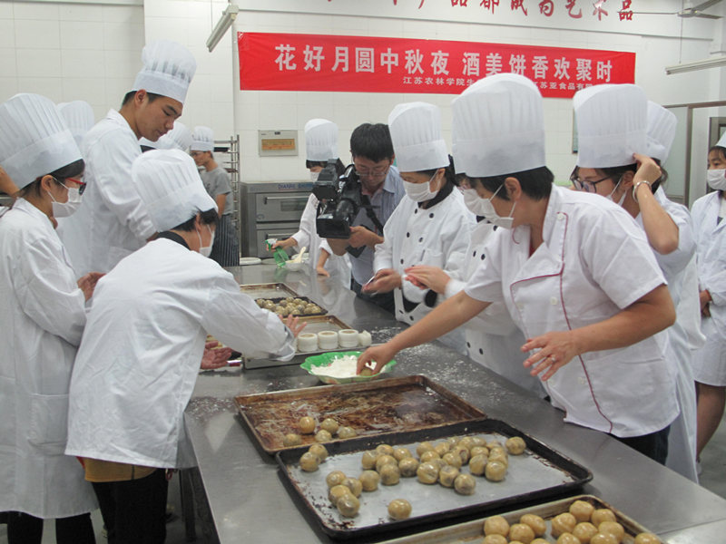 我系举办“花好月圆中秋夜 酒美饼香欢聚时”中秋联谊活动