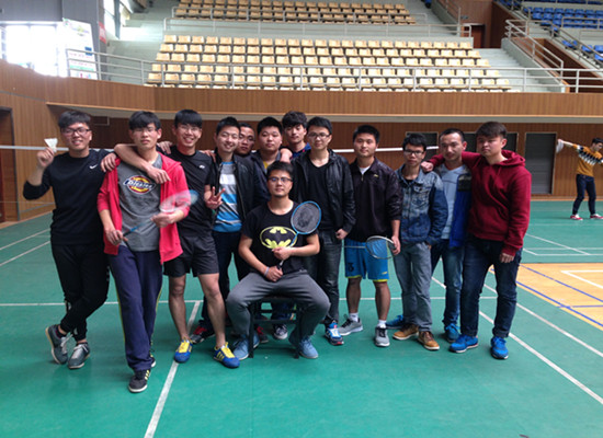 4栋服务站举办激情竞技之羽毛球赛
