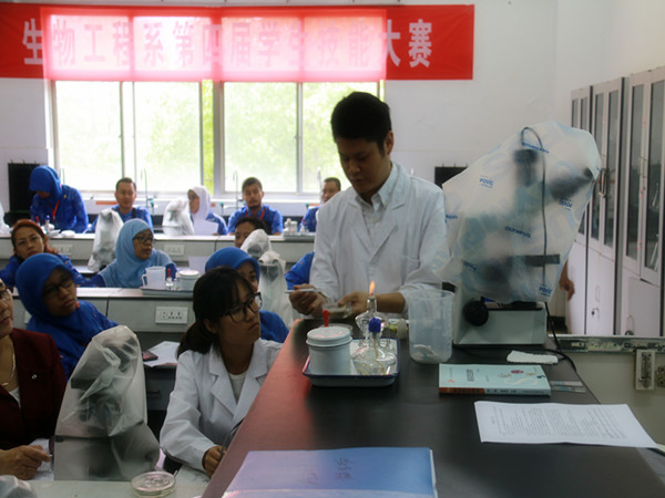 操庆国老师举行系部公开课