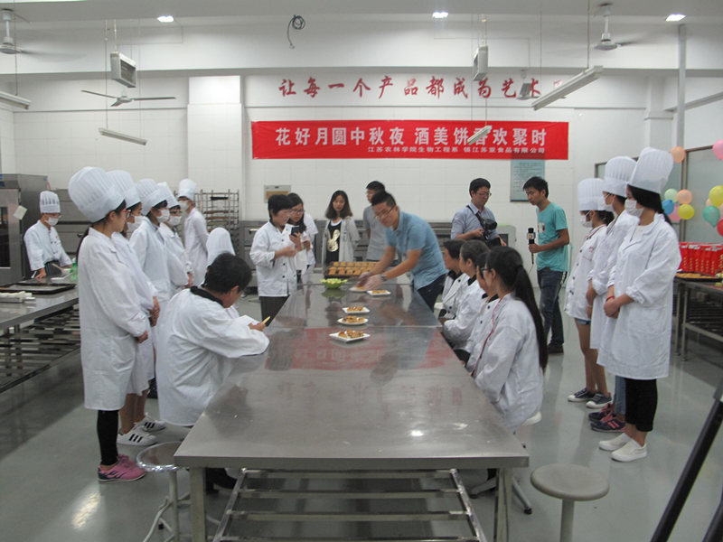 我系举办“花好月圆中秋夜 酒美饼香欢聚时”中秋联谊活动