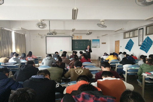 我系各班级相继召开“文明做人 从我做起”主题班会