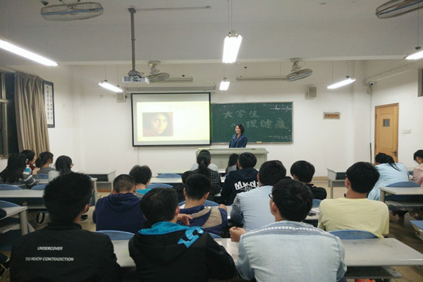 我系各班级相继召开“关注心理健康、构建和谐班级”心理主题班会