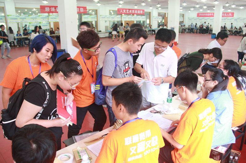 缘来一家人—我系圆满完成2015级迎新工作